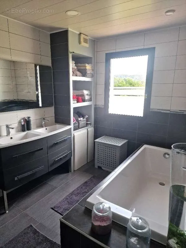 Salles de bain - Maison Traditionnelle avec Jardin à Ramous