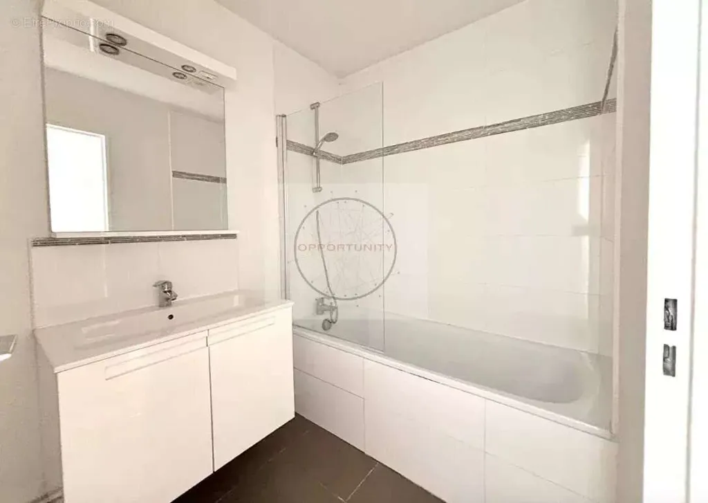 Salles de bain - Appartement de luxe avec balcon à Saint-Mandé