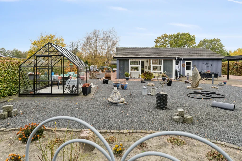 Giardino - Well-Built Summerhouse with Garden in Skellet