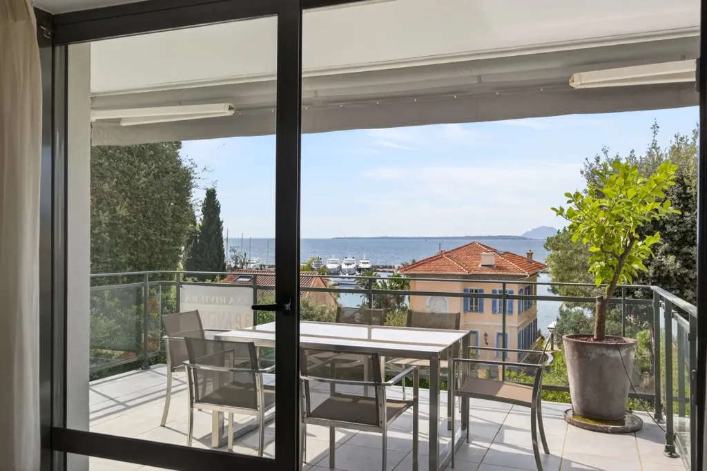 Balcon - Appartement Luxueux avec Vue Mer à Antibes