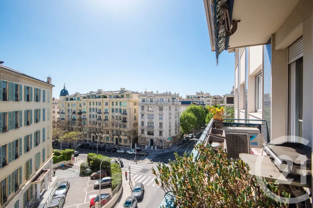 Rõdu - 4-Bedroom Apartment with Terrace in Nice
