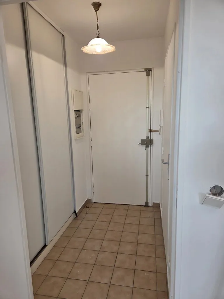 Entrée - Studio avec Balcon et Parking à Etienne Ventenat