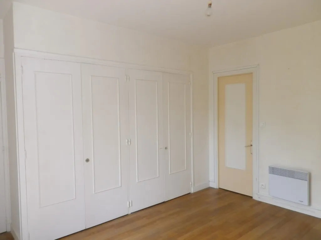 Zimmer - Bright 2-Bedroom Apartment with Garage in Angers