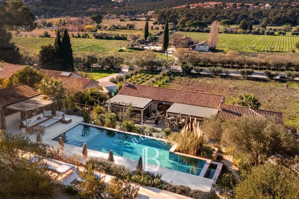 Õhuvaade - Renovated Property with Pool and Vineyard Views in Cassis