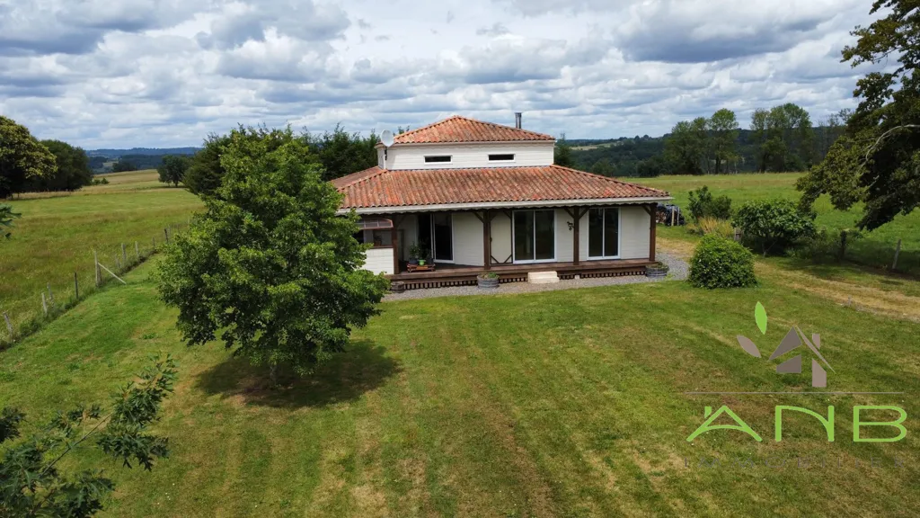Maison Contemporaine avec Vue Panoramique à Montbron