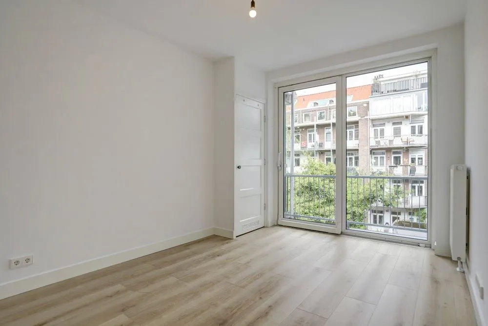 Pièces - 3-Bedroom Apartment with Balcony in Amsterdam