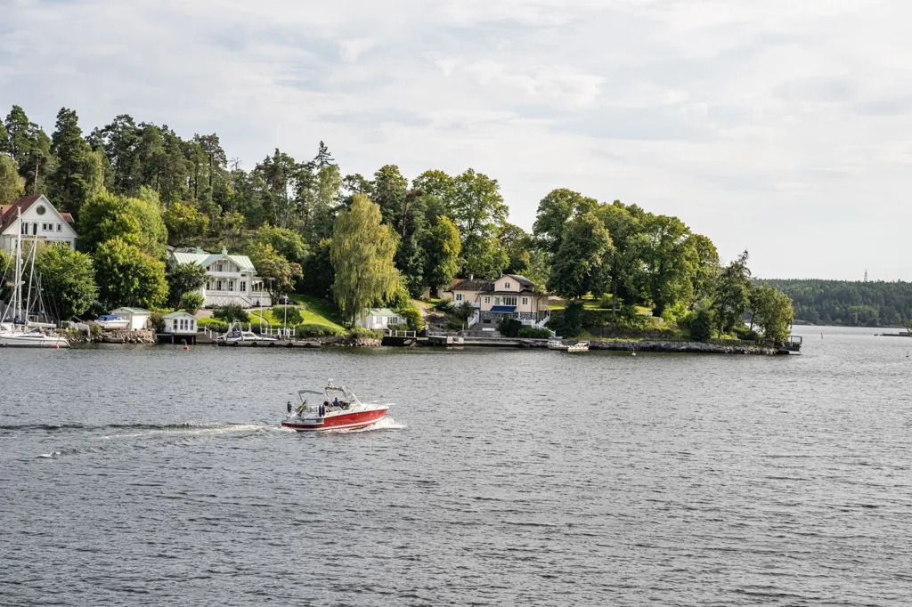 Cottage with Garden in Skuruparken, Nacka