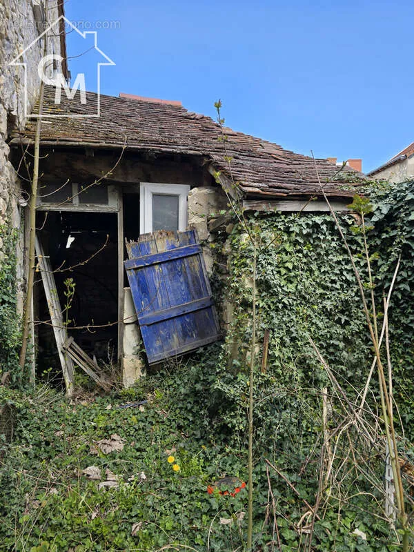 Aed - House with Barn in Barrou