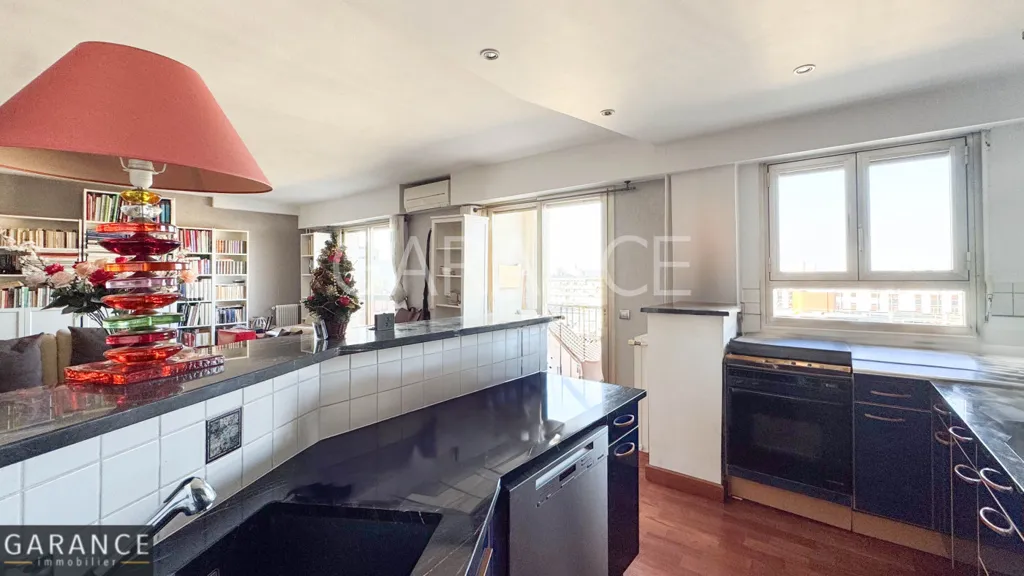 Kitchen - 6-Piece Flat with Balcony in Alésia