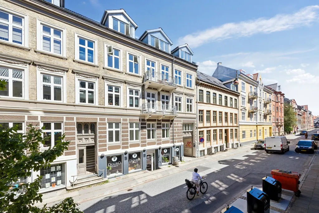Exterior - Classical 5-Room Flat with Original Parquet in City Centre
