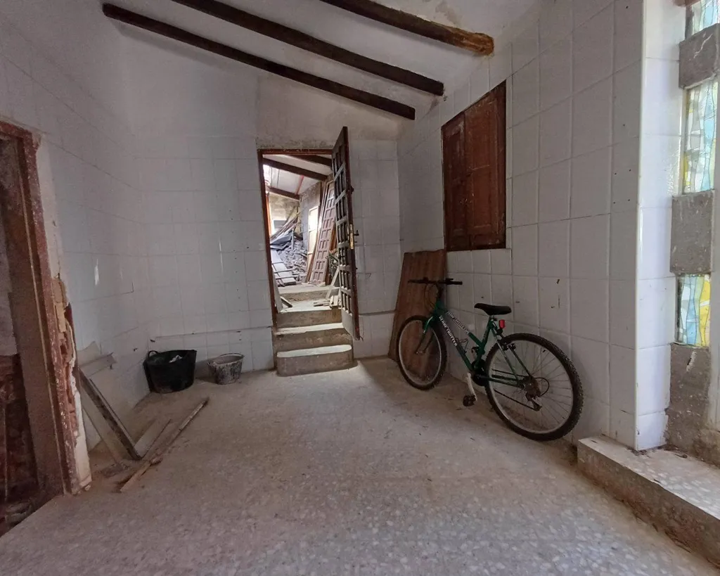 Entrée - Country Property with Hostel Potential in Oliva