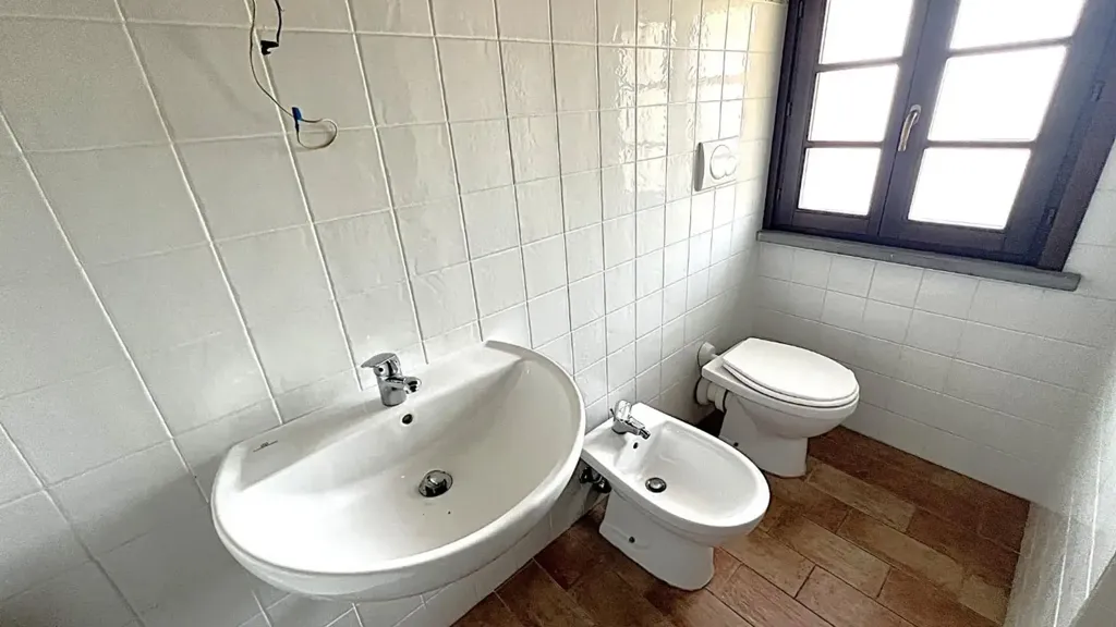 Salles de bain - Rustic-Style Penthouse with Panoramic Views in Cascina