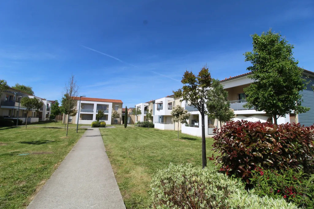 Aed - Apartment with West-Facing Terrace in Cornebarrieu