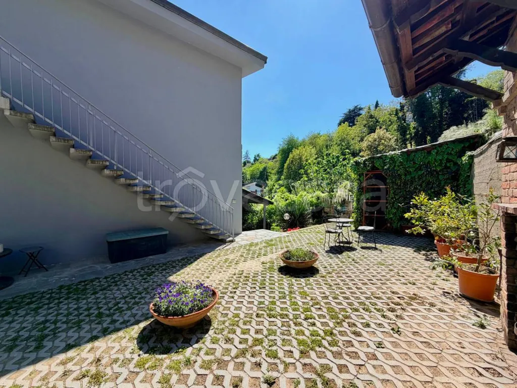 Terrazza - Restored Villa with Garden in Bra