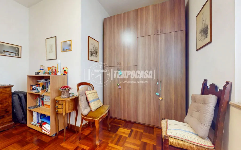 Office - Trilocale with Lake View in Mantua