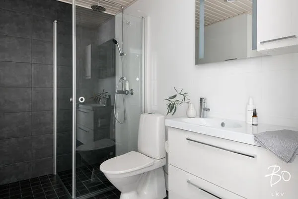 Salles de bain - Modern Apartment with Balcony in Herttoniemi, Helsinki