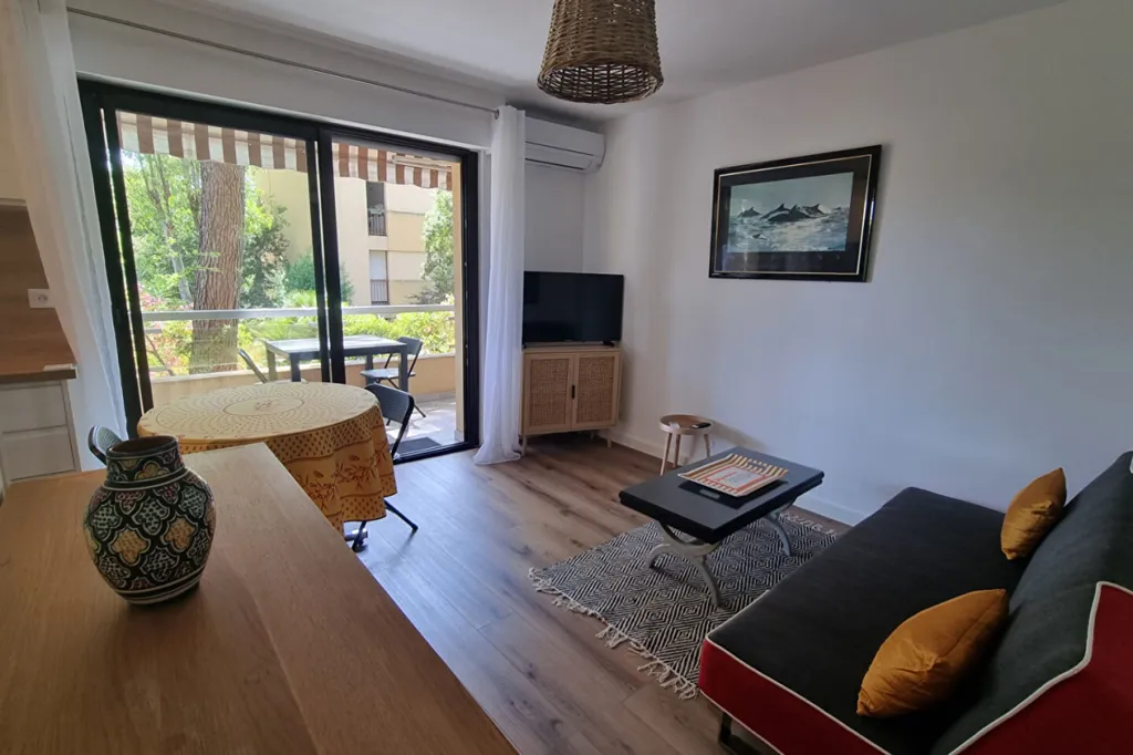 Séjour - Appartement Refait à Neuf avec Terrasse à Saint-Raphaël