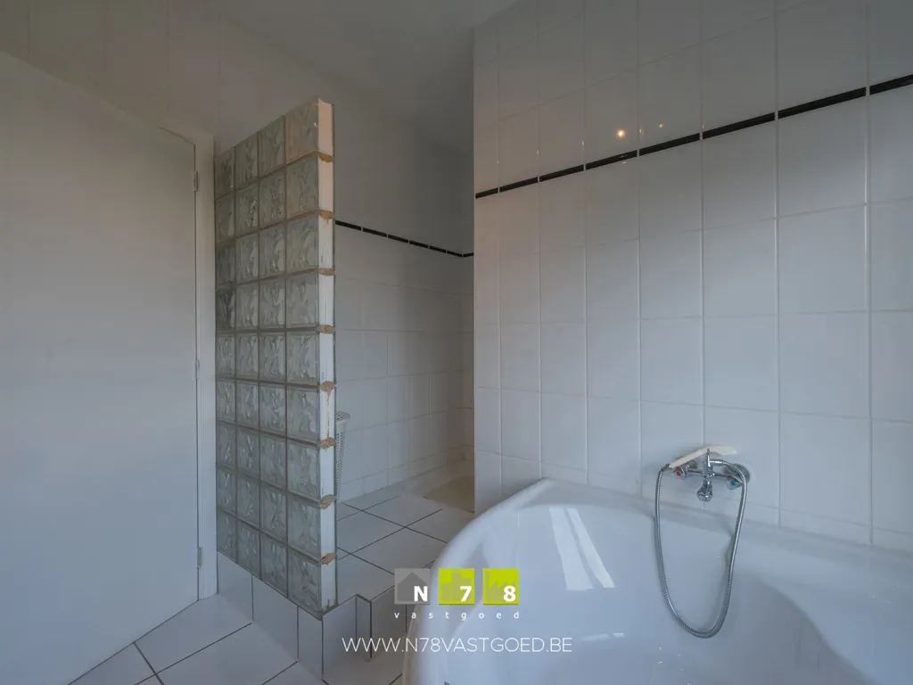 Salles de bain - Villa Moderne avec Appartement et Garage à Dilsen
