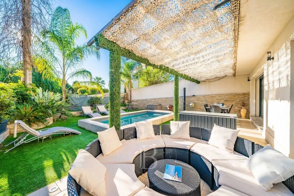 Piscine - Villa Luxueuse avec Piscine à Cannes