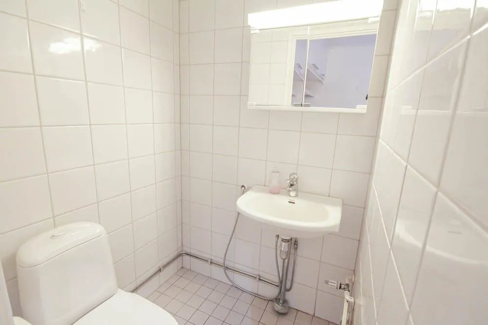 Bathrooms - Apartment with Balcony in Tapiola, Espoo