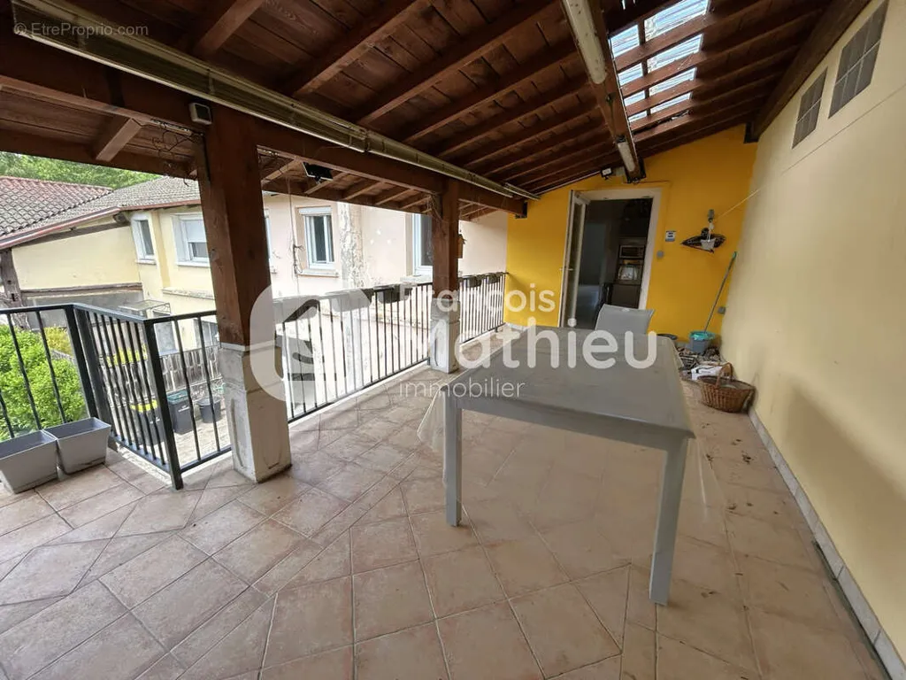 Terrasse - Ensemble Immobilier avec Garages à Villars-les-Dombes