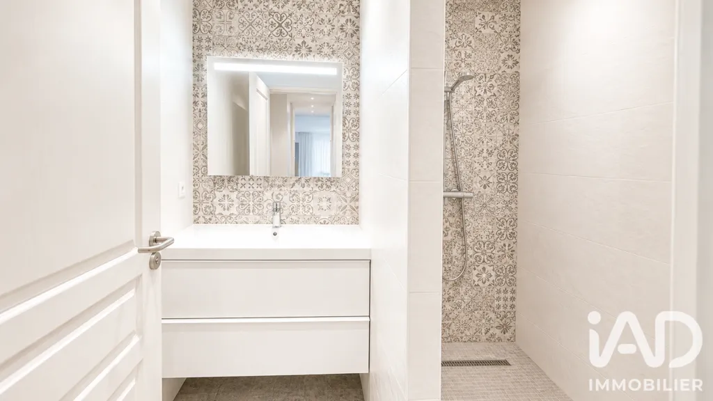 Vannitoad - 3-Piece Apartment with Balcony in Courbevoie