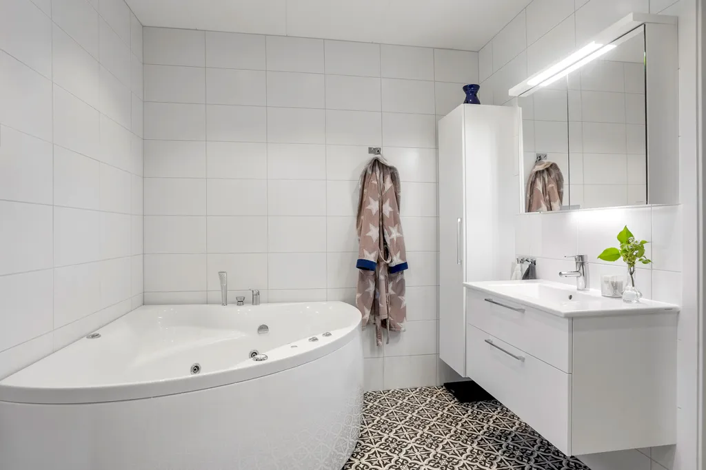 Bagni - Contemporary Villa with Pool in Läggesta