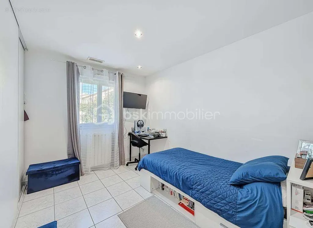 Bedrooms - Villa with Pool and Garage in Cournonsec