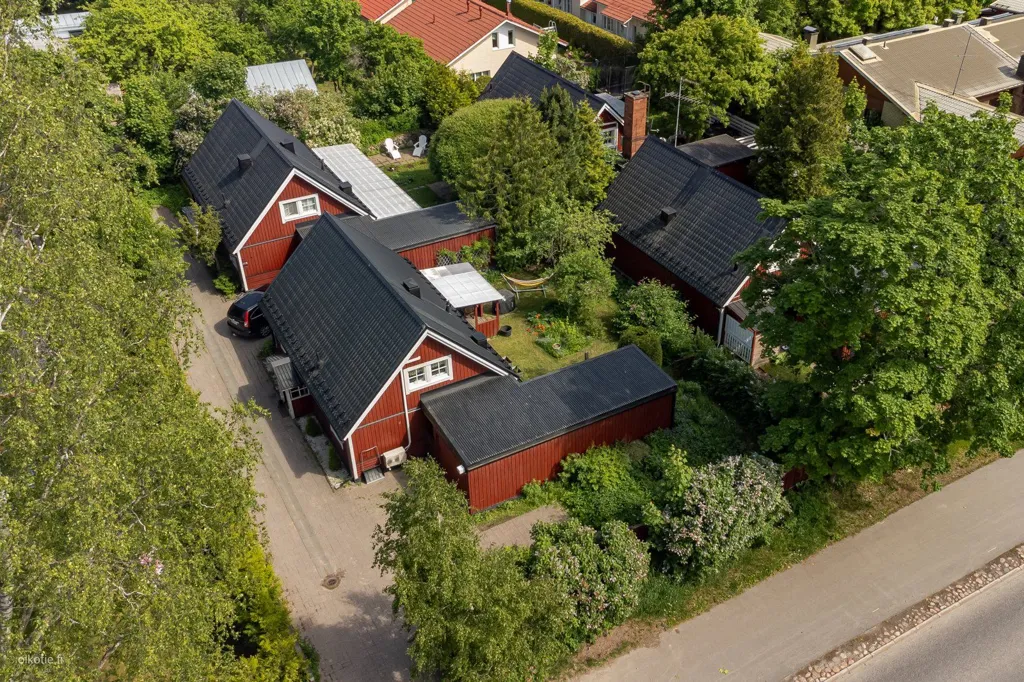 Õhuvaade - Detached House with Redwood Cladding in Puistola