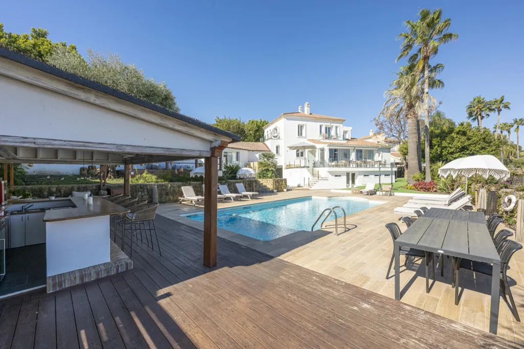 Piscine - Refurbished Villa with Sea Views in La Duquesa