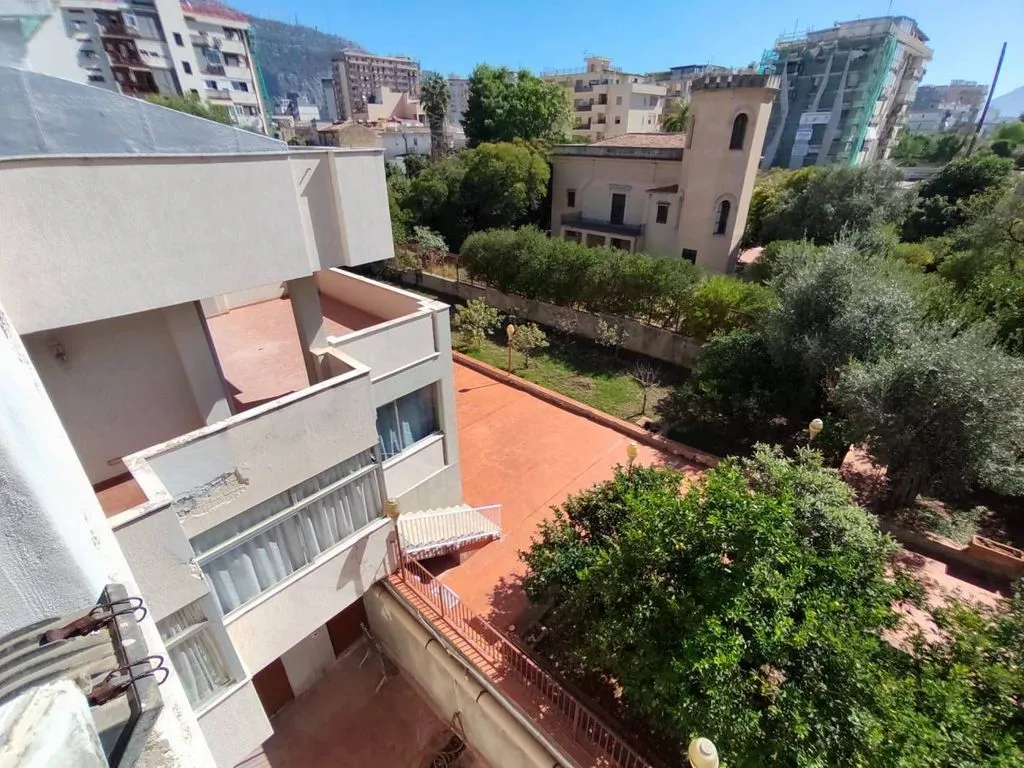 Balcon - Luxury Villa with Private Garden in Palermo