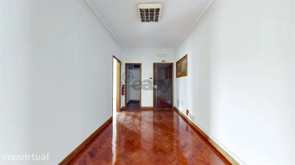 Esik - Modernised Office with Lift in Arroios, Lisbon