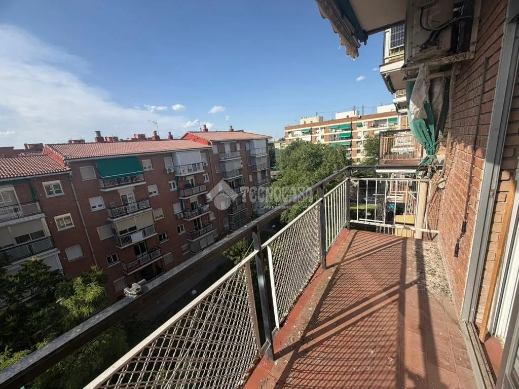 Balcon - Two-Bedroom Flat in Central Madrid