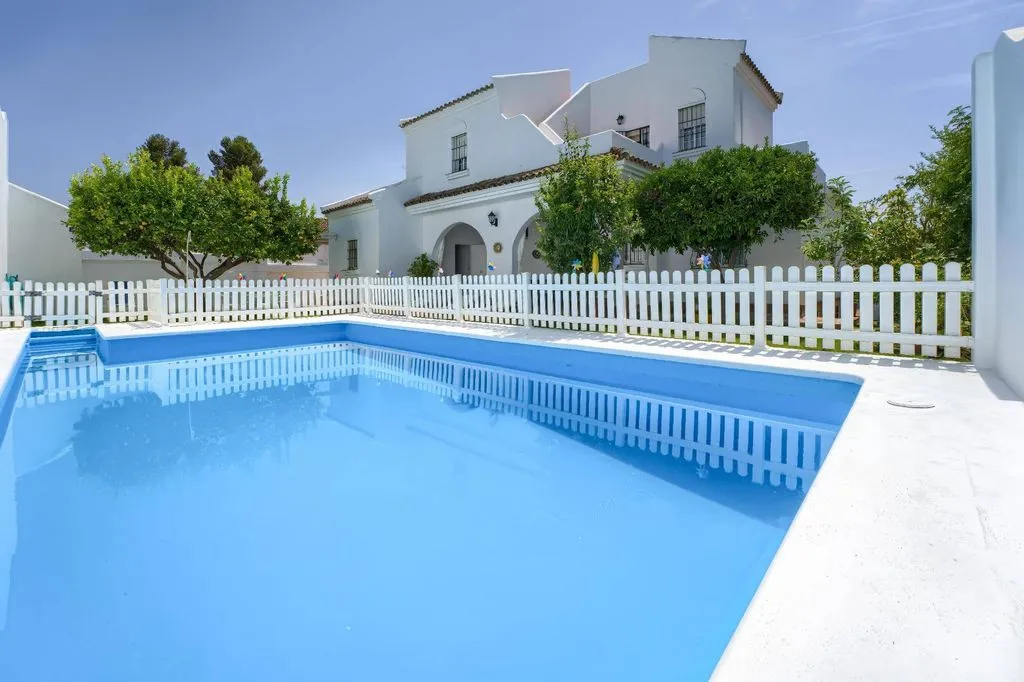 Piscina - Luxury Villa with Pool in Tomares