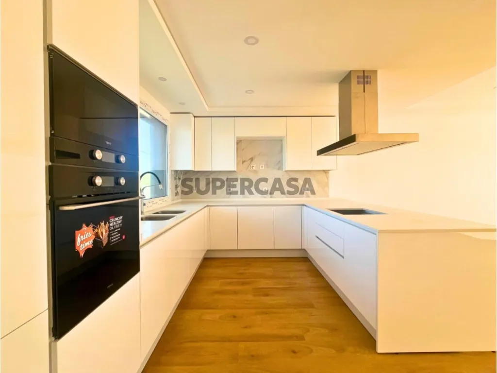 Kitchen - Newly Built House with Terrace in Caparica