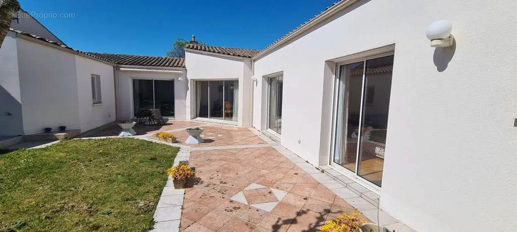 Terrazza - Villa with South-Facing Terrace in Perigny