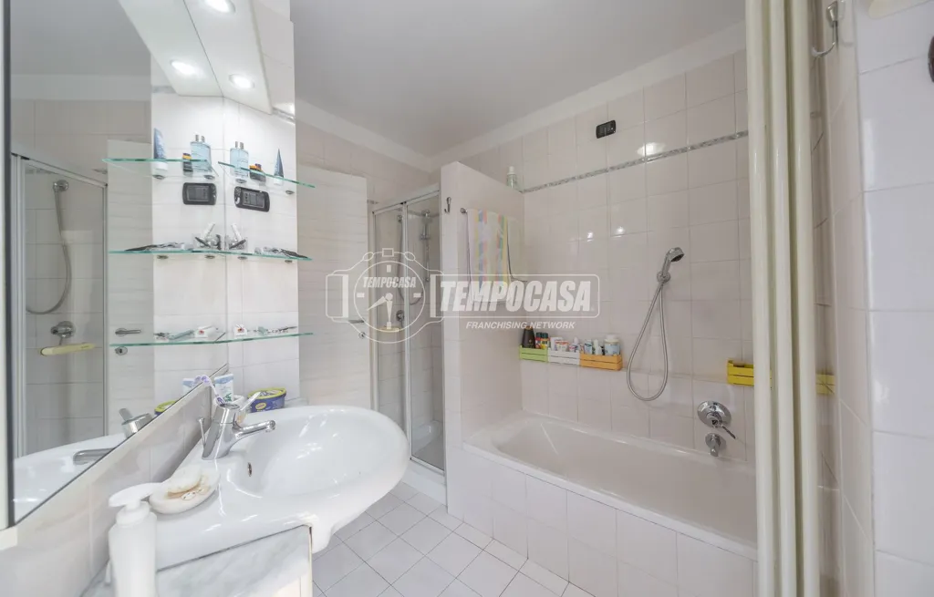 Salles de bain - Spacious Apartment with Balcony in Barzago