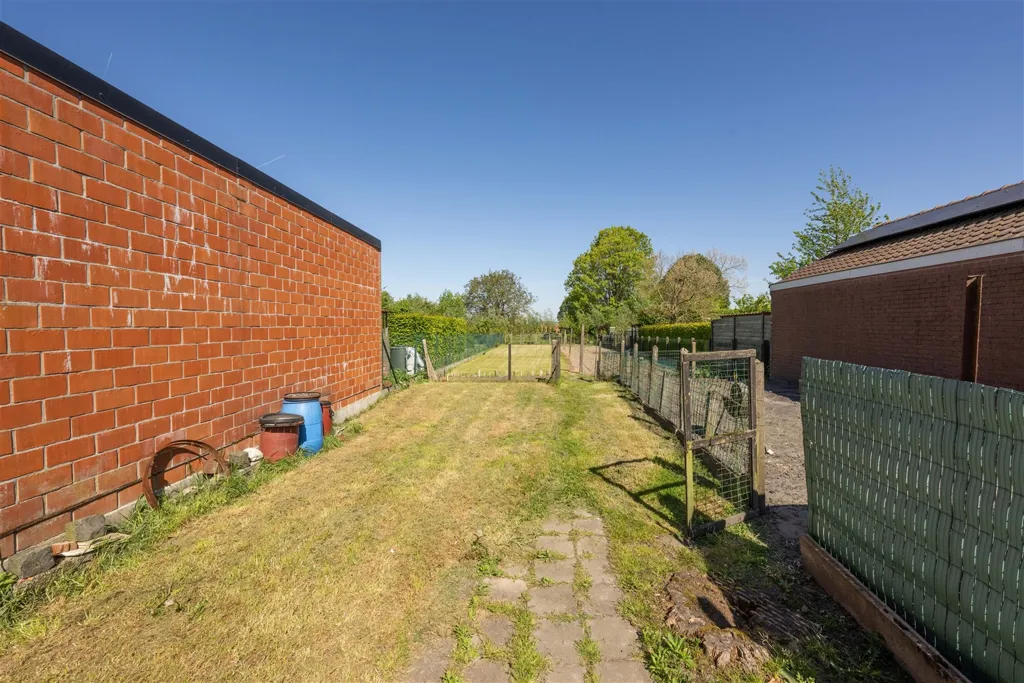 Aed - Renovatable House with Garden in Kanegem