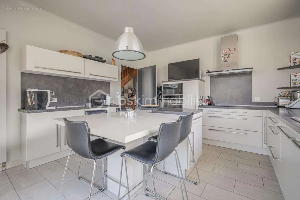Cuisine - Villa avec Piscine et Garage à Poisat