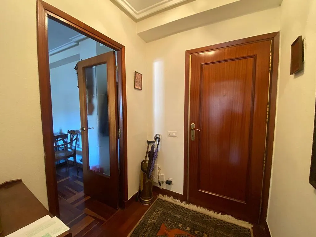 Esik - Three-Bedroom Flat with Balcony in Urkizu