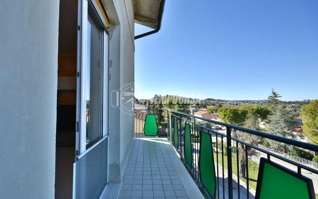 Rõdu - Renovated Flat with Balconies in Osimo