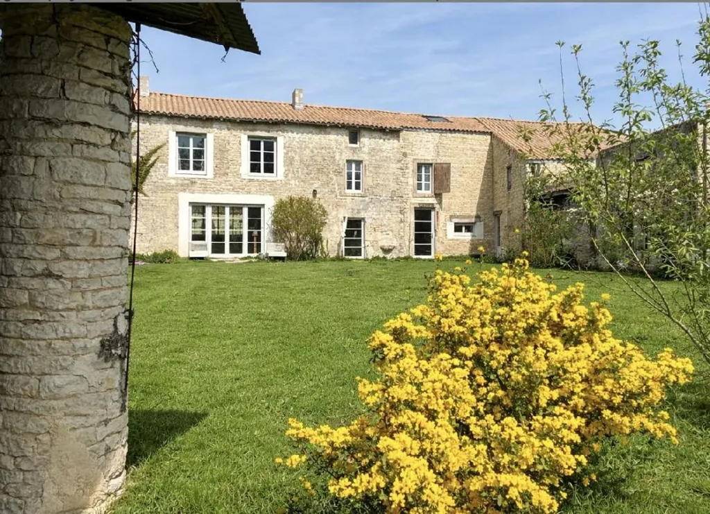 Giardino - 6-Bedroom House in Mauze-sur-le-Mignon