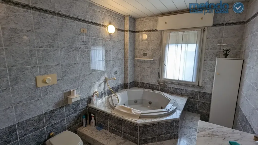 Bathrooms - Villa with Workshop and Apartments in Gavello