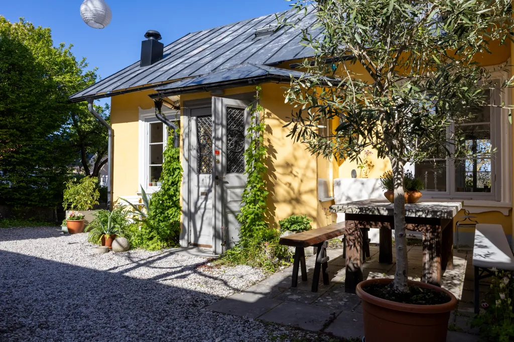 Aed - Historic Villa with Courtyard in Visby