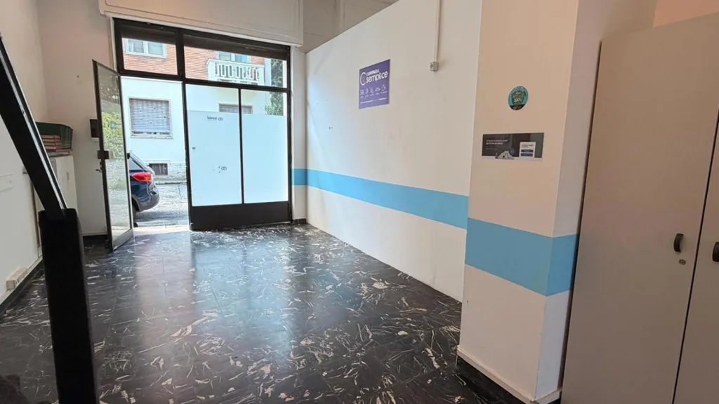 Entrée - Commercial Space with Private Parking in Turin