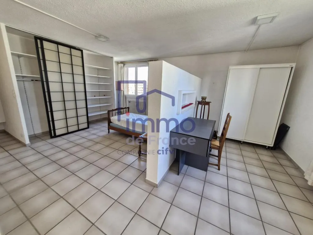 Chambres - Appartement Lumineux avec Balcon à Bourgoin-Jallieu