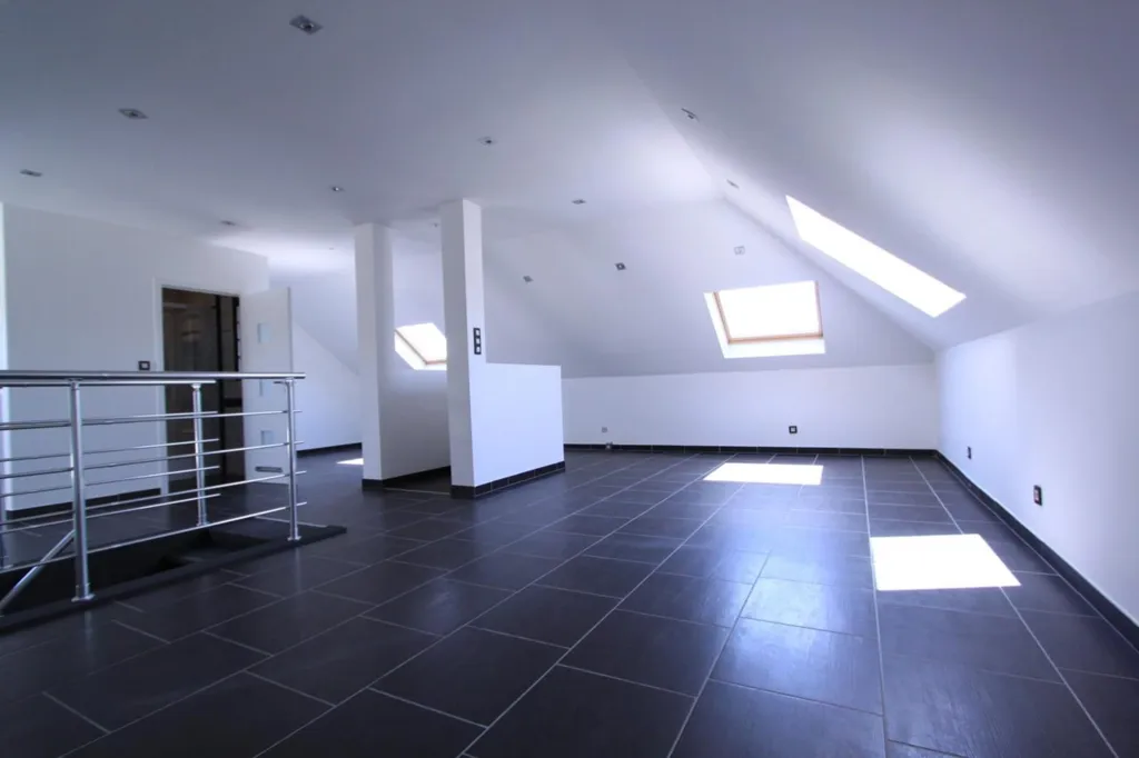 Pièces - Duplex Rénové avec Comble à Besonrieux