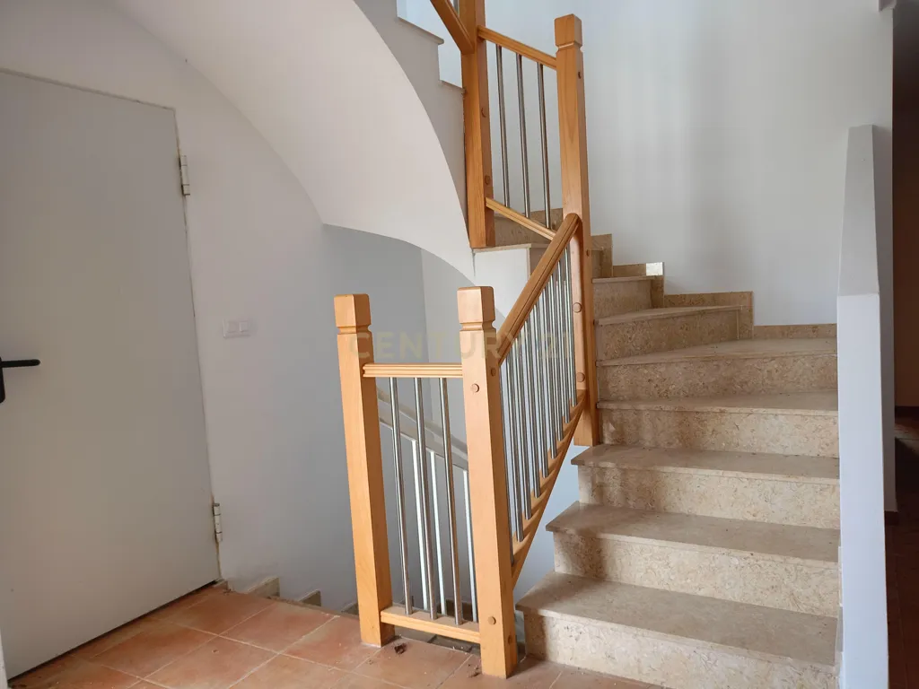 Toad - Pareded Chalet with Large Parcel in Montserrat