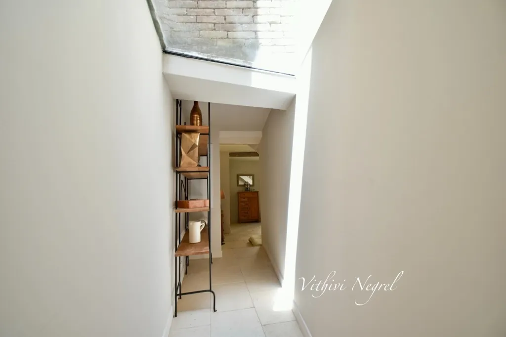 Pièces - Maison Rénovée avec Cheminée au Centre d'Eyragues