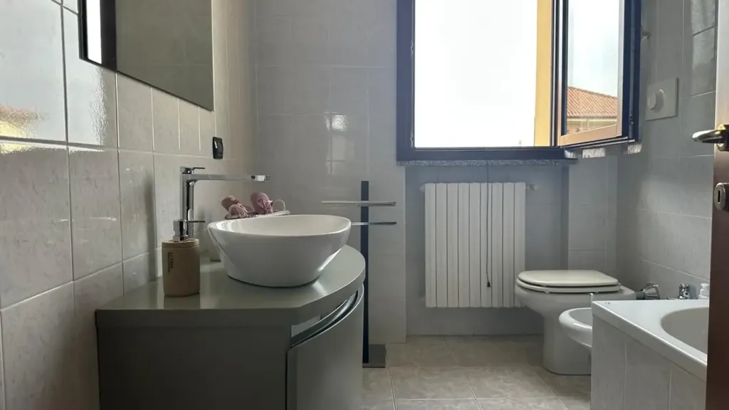 Salles de bain - Modern Flat with Balcony in Rottofreno